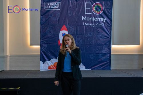 Un Learning Day de EO Accelerator Monterrey en curso, con quien lo conduce micrófono en mano